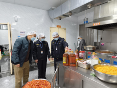 八步区市场监管人员连系校园食物平安特点