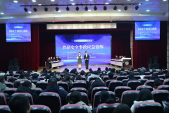  生正在食堂用餐后