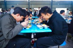 以更严酷的监更暖心的办事守护学子健康成长