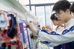 为尖子生拔边缘生补弱、学困生保底